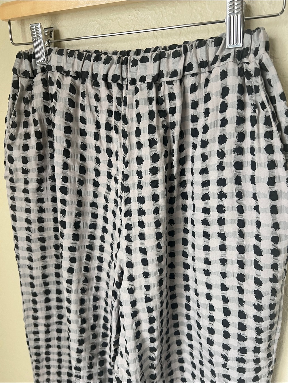 Cynthia Ashby grey and black abstract checkered textured pull on crop pants - Picture 3 of 7